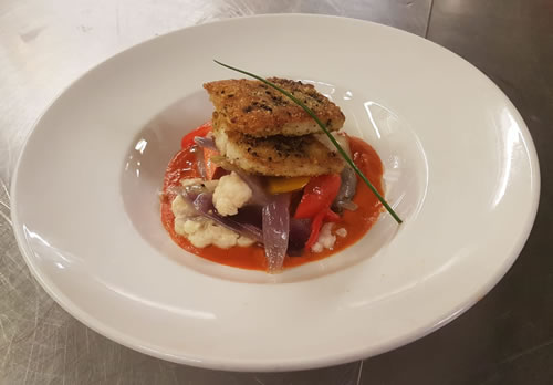 Trancio di persico al sesamo nero su arcobaleno di verdure e fonduta di peperoni Trancio di persico al sesamo nero su arcobaleno di verdure e fonduta di peperoni