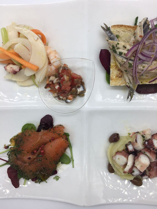 Antipasto fantasia: insalata di mare con verdurine fresche, alici con crostini, perle di polpo con patate e salmone marinato Antipasto fantasia: insalata di mare con verdurine fresche, alici con crostini, perle di polpo con patate e salmone marinato