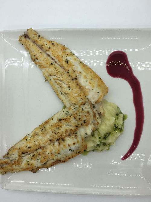 Filetto di branzino con salsa al vino rosso e crema di patate al basilico Filetto di branzino con salsa al vino rosso e crema di patate al basilico