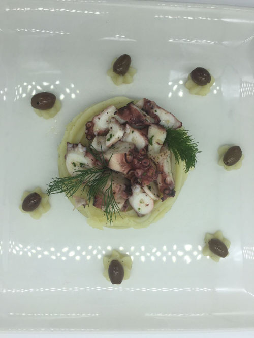 Perle di polpo con patate e citronette di olive nere Perle di polpo con patate e citronette di olive nere