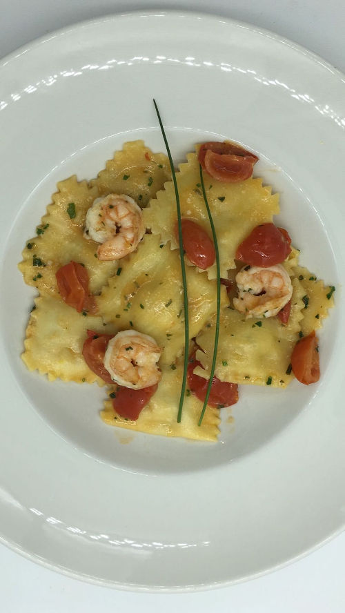 Ravioli di pesce con erba cipollina e pomodorini Ravioli di pesce con erba cipollina e pomodorini
