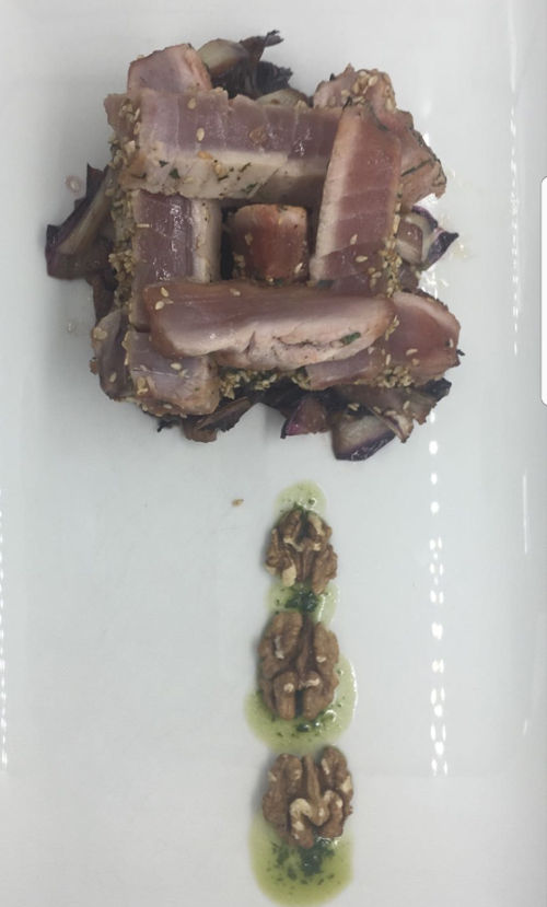 Tagliata di tonno con noci e radicchio saltato Tagliata di tonno con noci e radicchio saltato